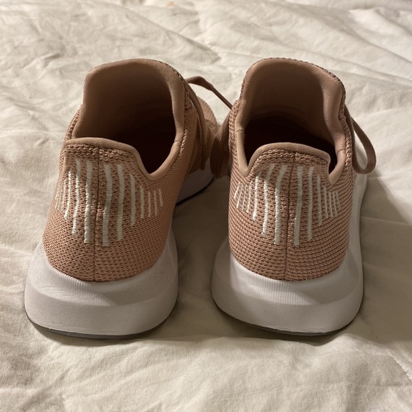 Adidas Swift Run in Ash Pearl - Picture 2 of 5